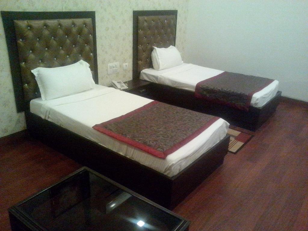 Hotel Krishna International Vrindāvan Chambre photo