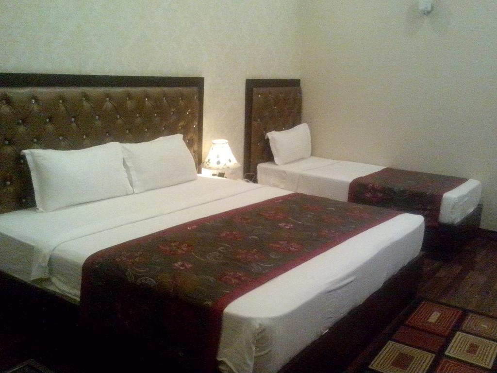 Hotel Krishna International Vrindāvan Chambre photo